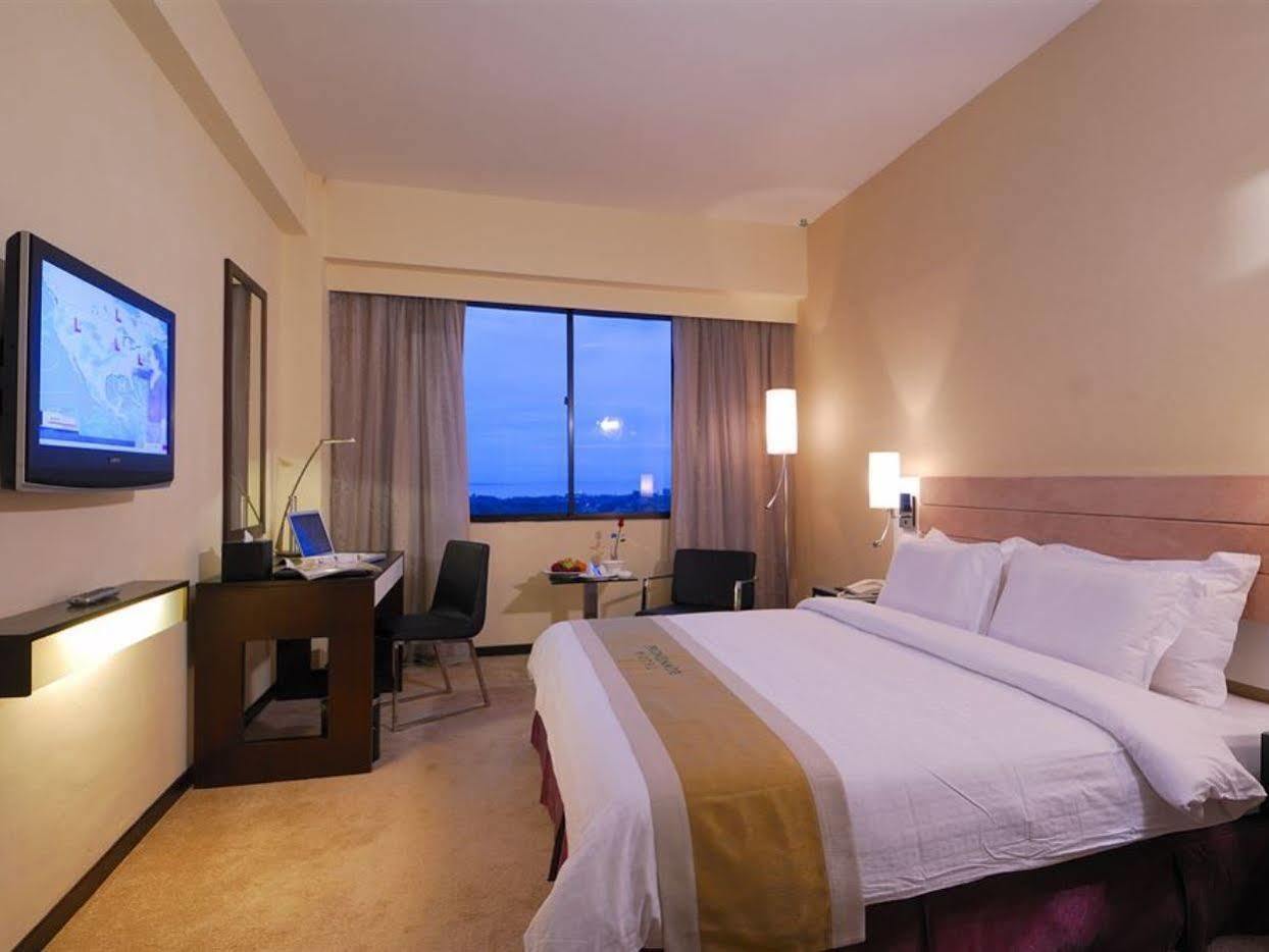 Borneo Royale Hotel Тавау Екстериор снимка